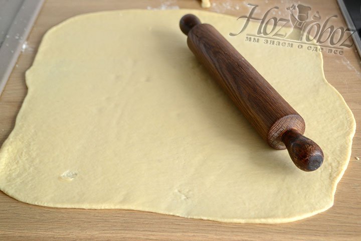 Раскатываем тесто в прямоугольник примерно 30х40 см.