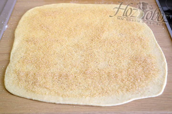 На сливочное масло наносим коричневый сахар и корицу по всей поверхности теста.