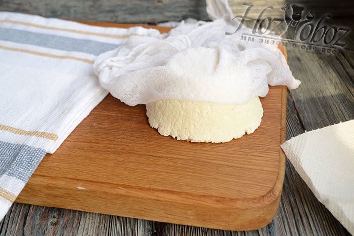 Раскрываем сыр и переворачиваем форму на деревянную дощечку.
