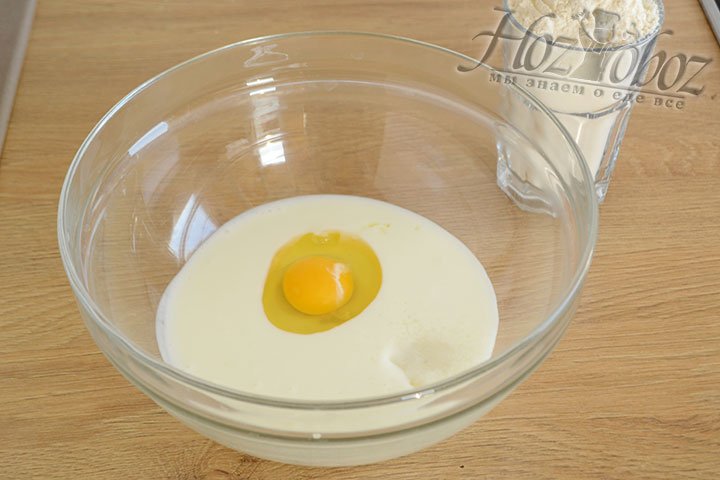 Смешаем в миске с широкими краями для приготовления теста кефир, соду, соль и куриное яйцо.