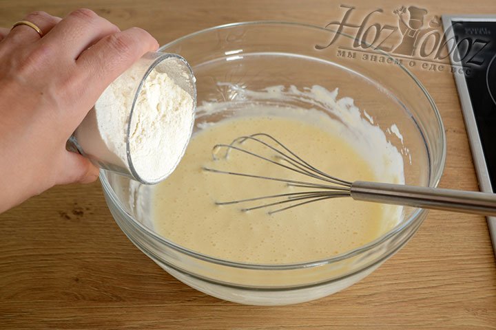 Пшеничную муку подсыпаем в миску и замешиваем тесто.