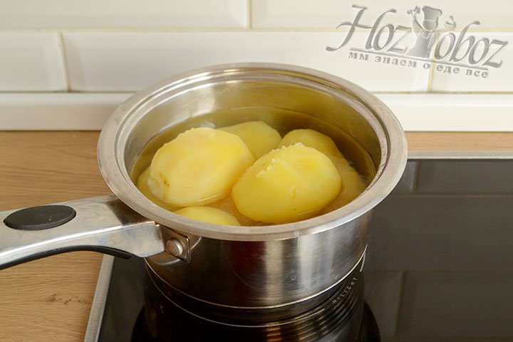 Очищаем картофель и ставим его вариться до готовности на 10-15 минут.