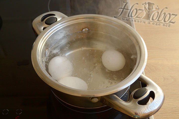 Куриные яйца варим «вкрутую» 8-10 минут.