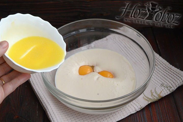 Половину сливочного масла, а также куриные яйца добавляем к подошедшей опаре.