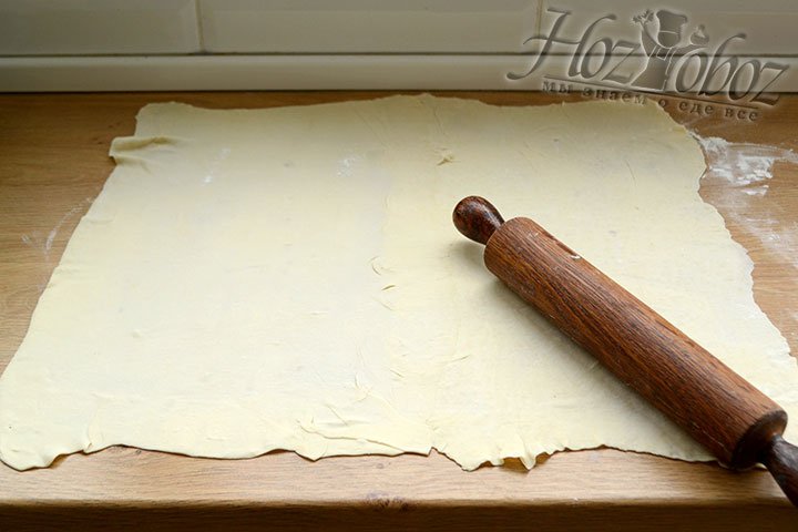 Раскатываем тесто в прямоугольник толщиной примерно 2 мм.