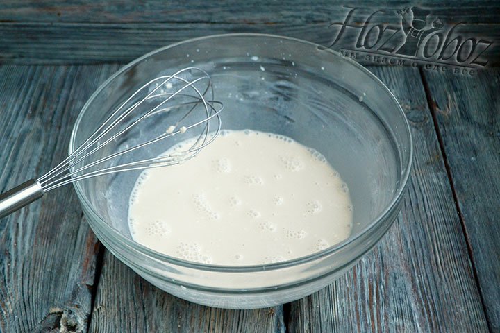 Молоко подогреваем до теплого, распускаем в нем дрожжи, добавляем 2 ст. ложки сахара и 4-5 ст. ложек пшеничной муки.