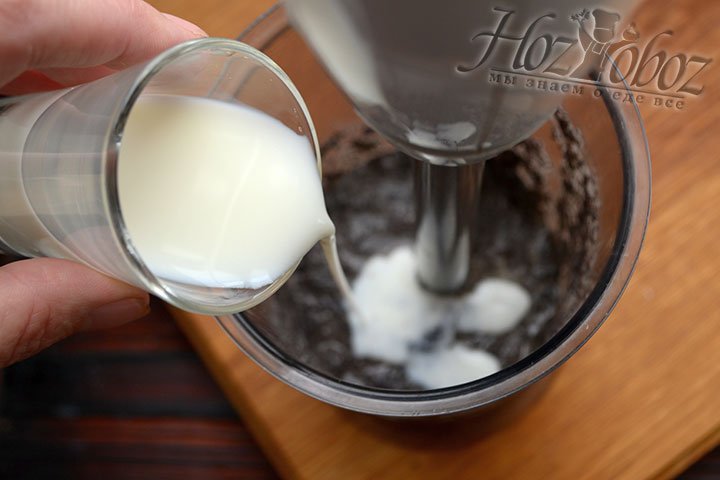 Добавьте молоко и еще раз соедините все ингредиенты, измельчив все блендером.