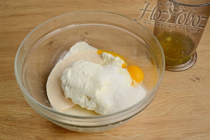 Соединяем в миске желтки 2 яиц, творог, йогурт, сахар и манную крупу.