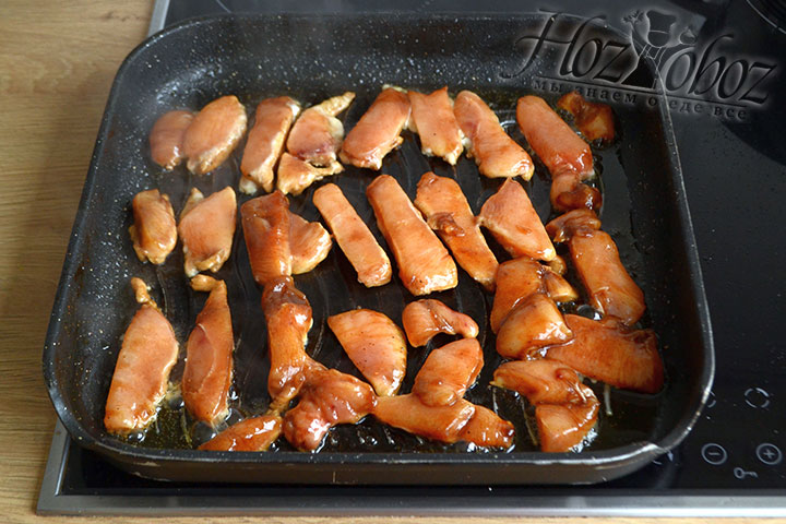 Куриное филе обжариваем 1-2 минуты до золотистого цвета.