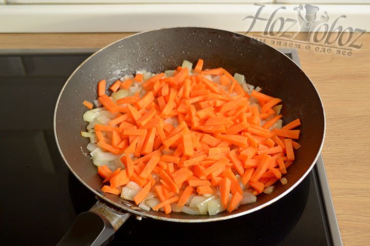 Морковь обжариваем вместе с луков до мягкости овощей.