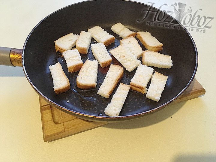 На сковородку нальем масло и выкладываем хлеб.