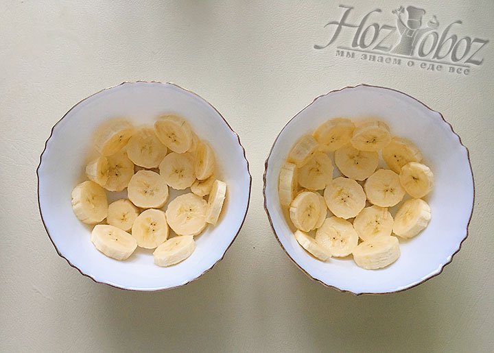 Выкладываем кружочки бананов на дно посуды.