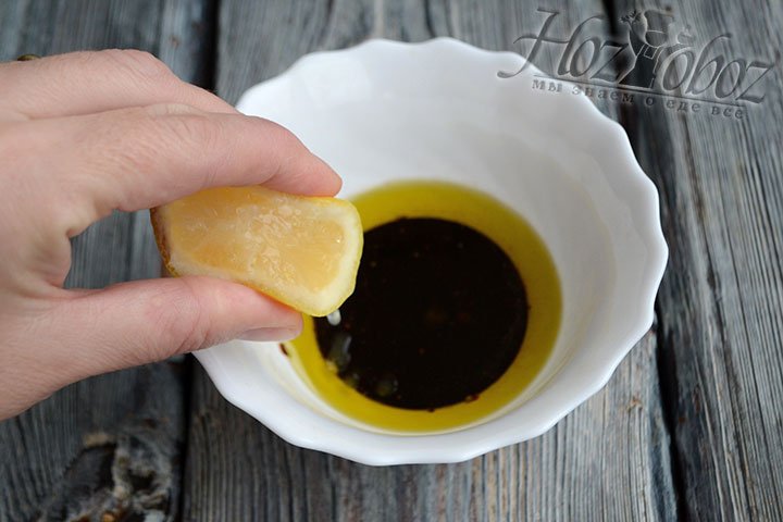 Смешиваем в отдельной тарелке оставшееся масло оливы, соевый соус, соль, перец и лимонный сок.