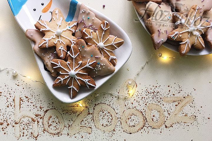 Чудесное новогоднее печенье с глазурью готово! 