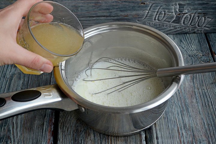 Выливаем быстрорастворимый желатин, замоченный в горячей воде, в кастрюлю с молоком.