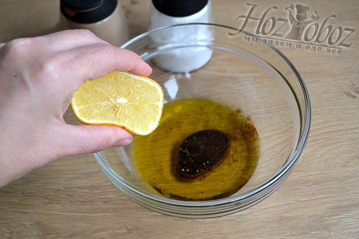 Смешиваем в глубокой тарелке масло оливы, уксус бальзамический, соль, перец и лимонный сок.