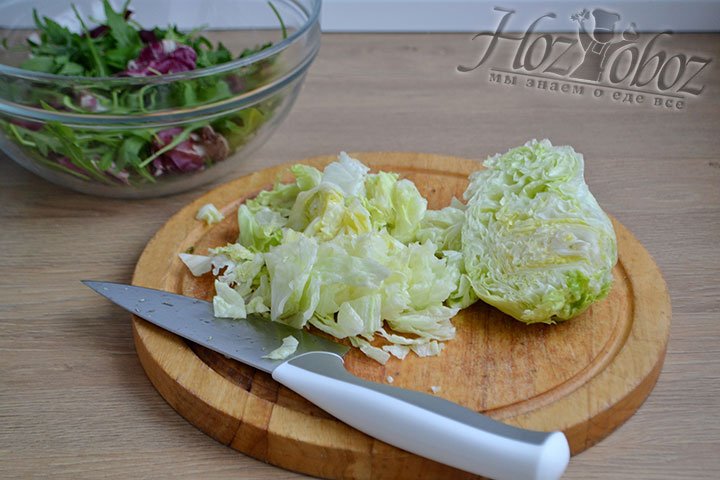 Нарезаем салатные листья на небольшие кусочки.