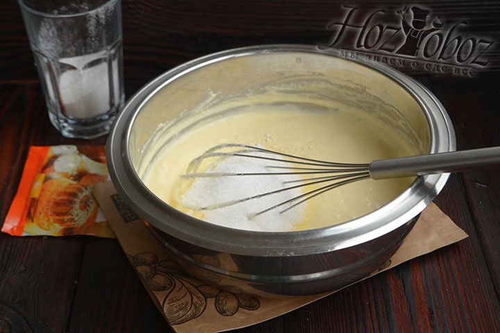 В миску положите сахар и ваниль, оставьте 2-3 ложки сахара для теста.