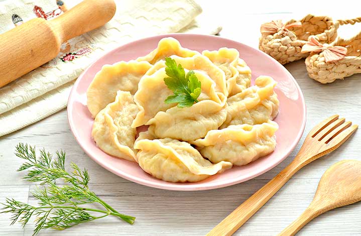 Как приготовить вареники с сырой картошкой и салом – рецепт с фото пошагово