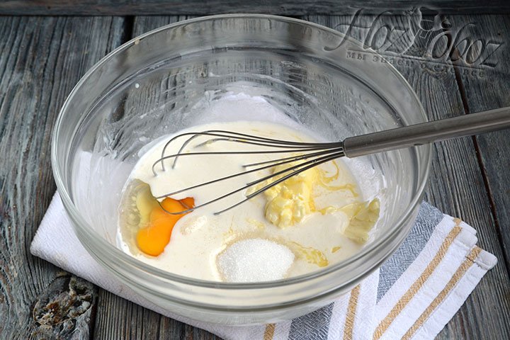 В миску положите сахар и ванилин, а также соль, куриное яйцо и мягкое сливочное масло.