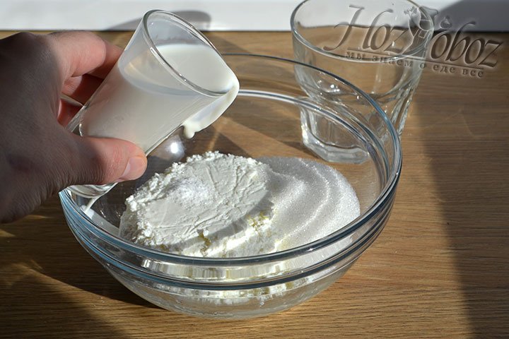 В миску положите сахар, ваниль, творог и влейте сливки.