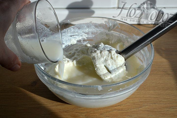 Растворенный в молоке желатин влейте в творожную массу.
