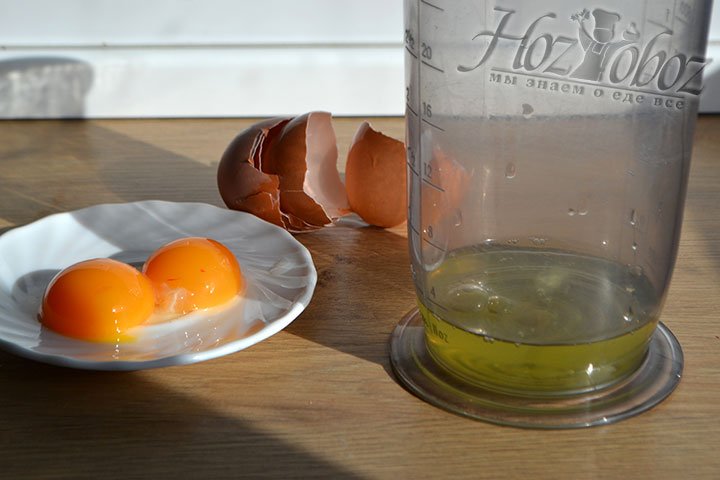 Отделяем белки от желтков в двух яйцах.