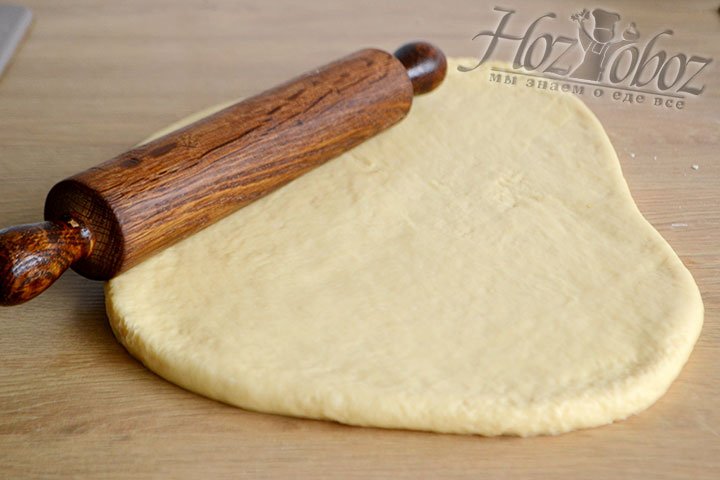 Раскатываем тесто в пласт толщиной 1 см, удобно использовать для этого скалку.