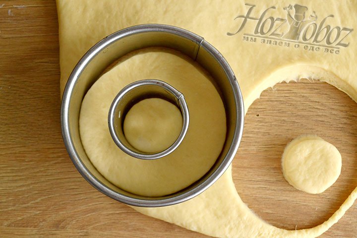 Специальным приспособлением или обычным стаканом и рюмкой вырезаем круг диаметром 15 см, а в нем круг диаметром 4-5 см.