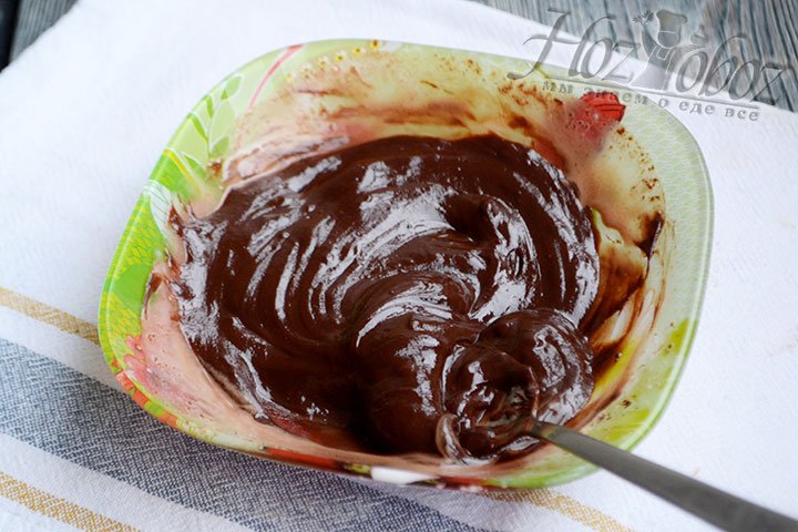 Заливаем сливками и прогреваем черный шоколад до получения блестящей глазури.